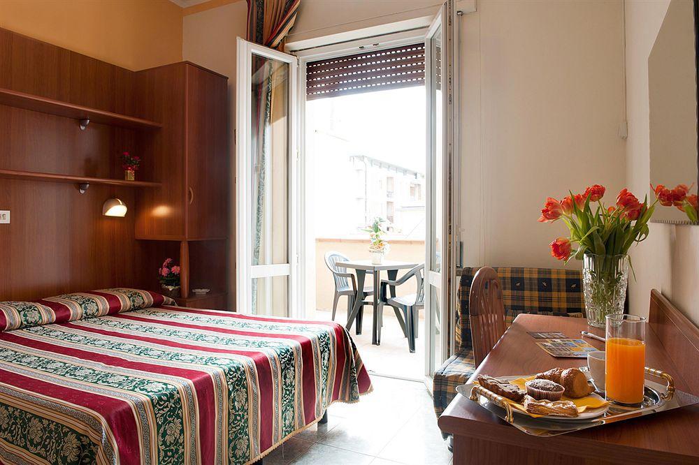 Hotel Dolly Viareggio Bagian luar foto