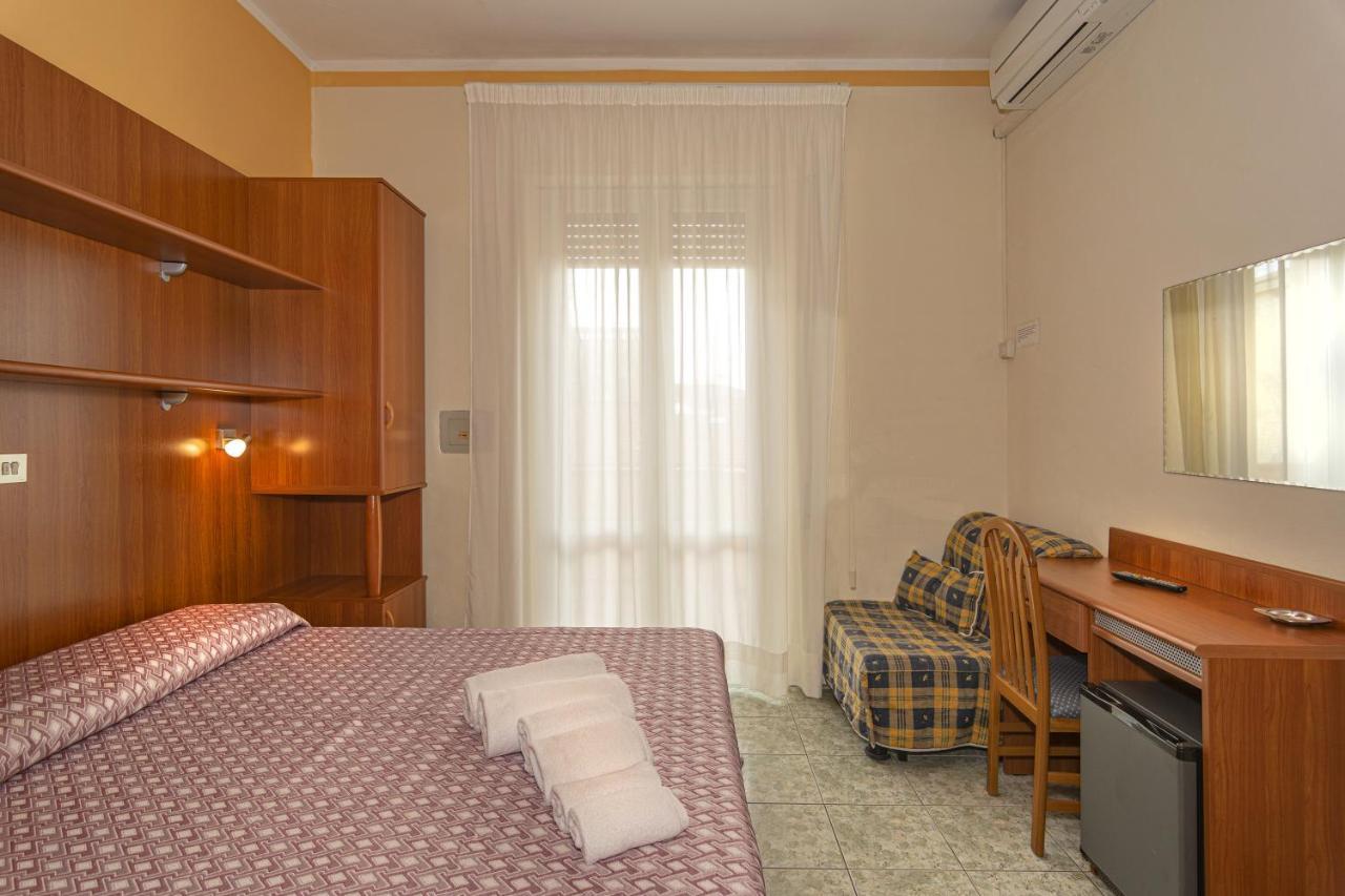 Hotel Dolly Viareggio Bagian luar foto