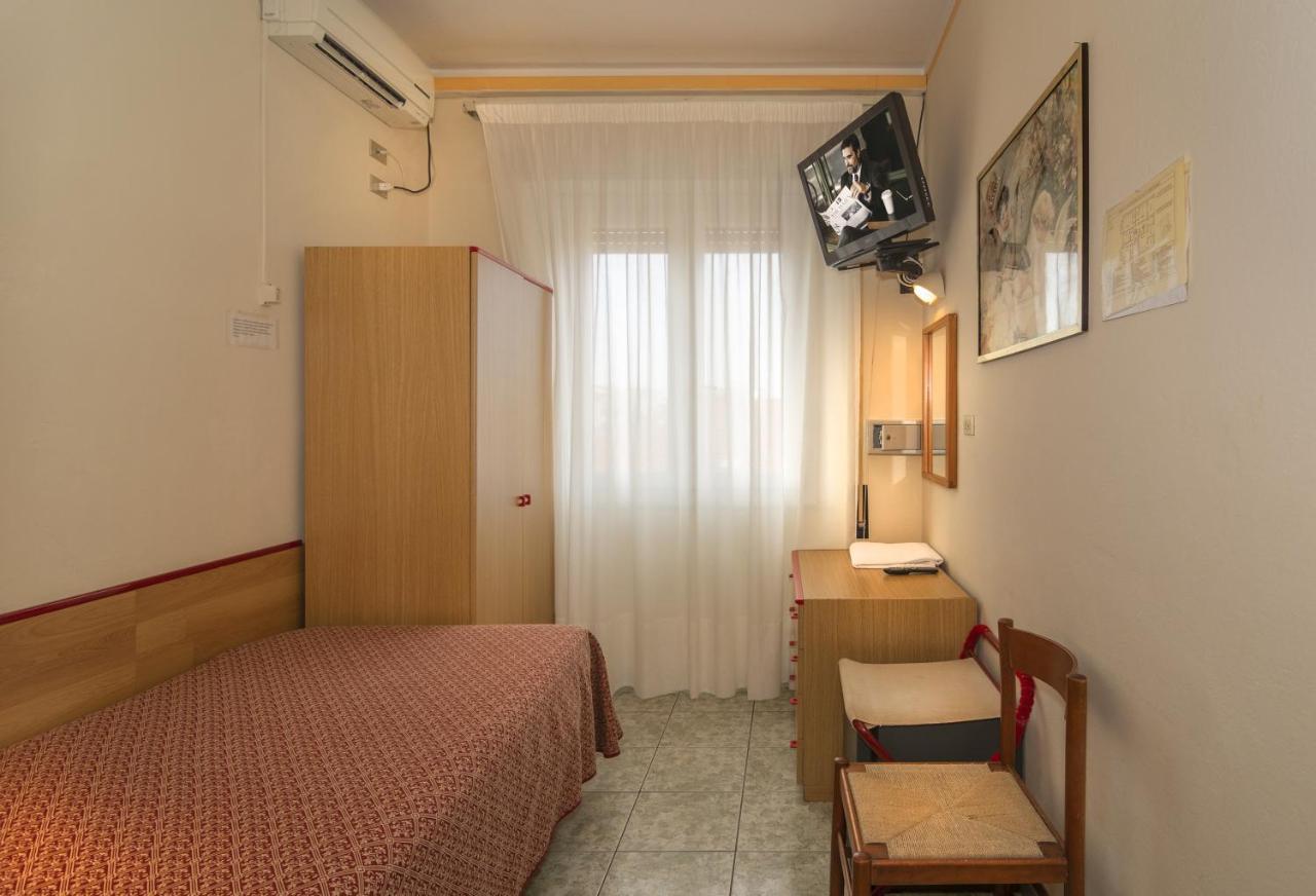 Hotel Dolly Viareggio Bagian luar foto