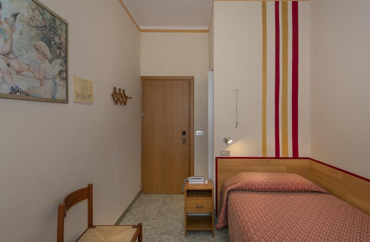 Hotel Dolly Viareggio Bagian luar foto