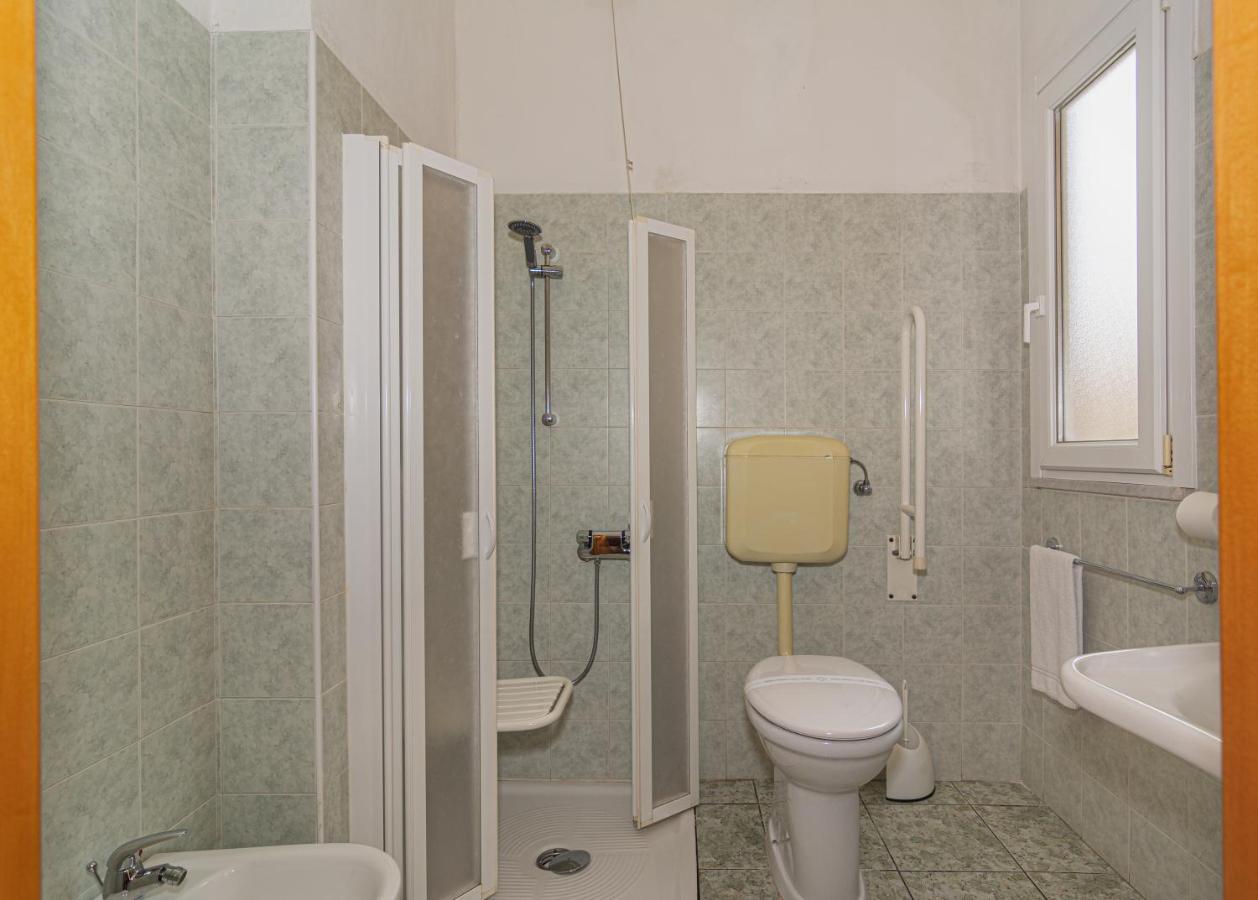 Hotel Dolly Viareggio Bagian luar foto