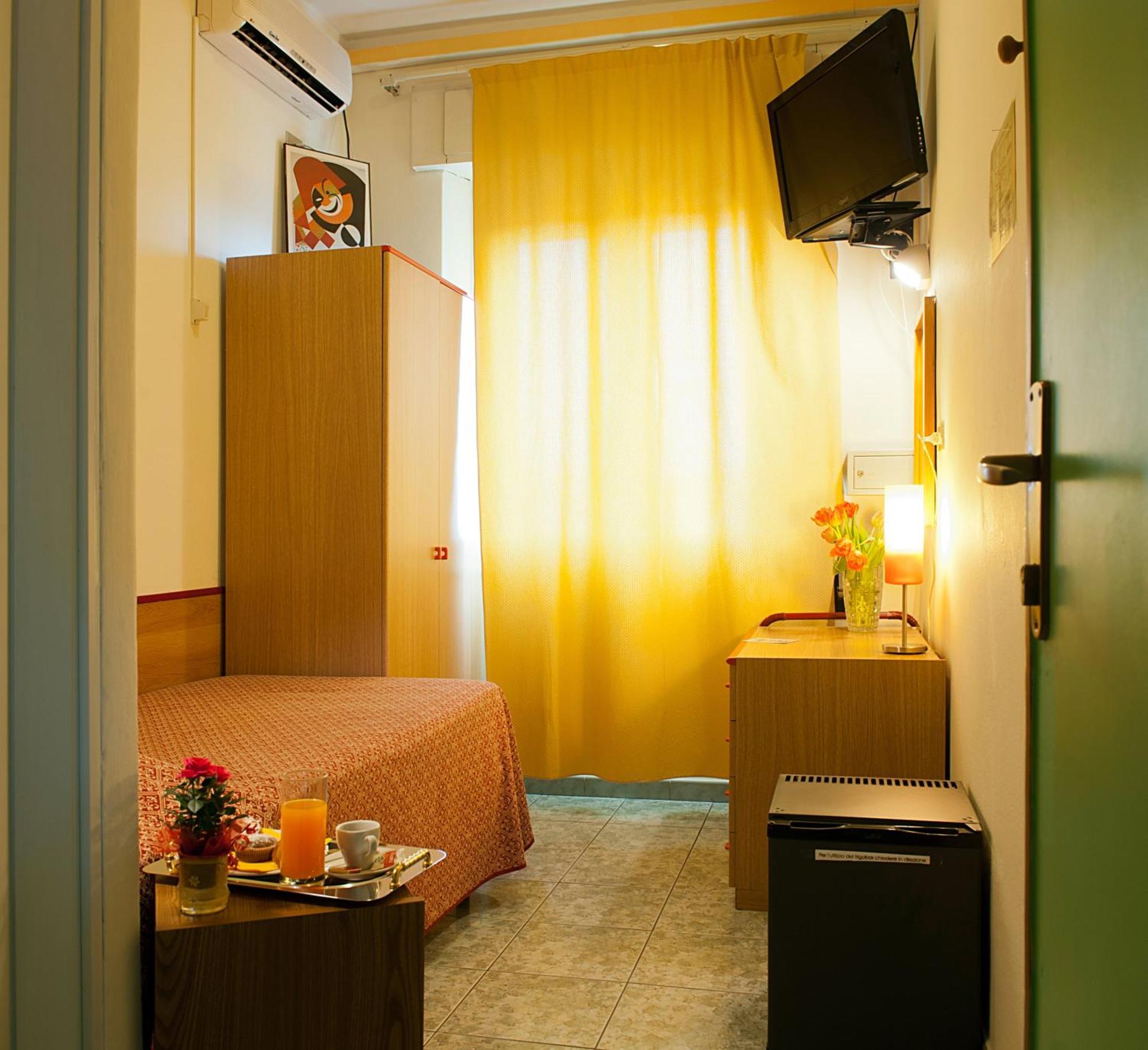 Hotel Dolly Viareggio Bagian luar foto
