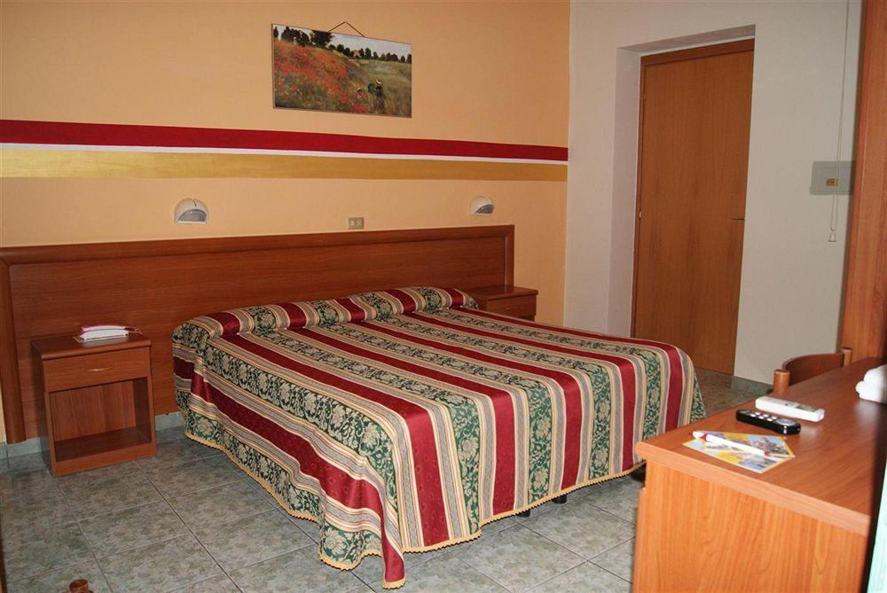 Hotel Dolly Viareggio Bagian luar foto