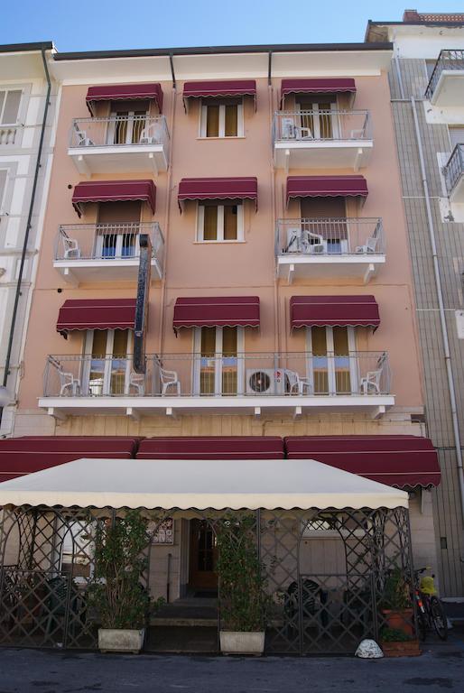 Hotel Dolly Viareggio Bagian luar foto