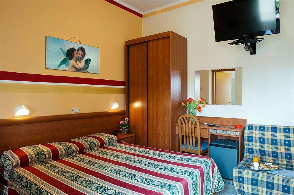Hotel Dolly Viareggio Bagian luar foto