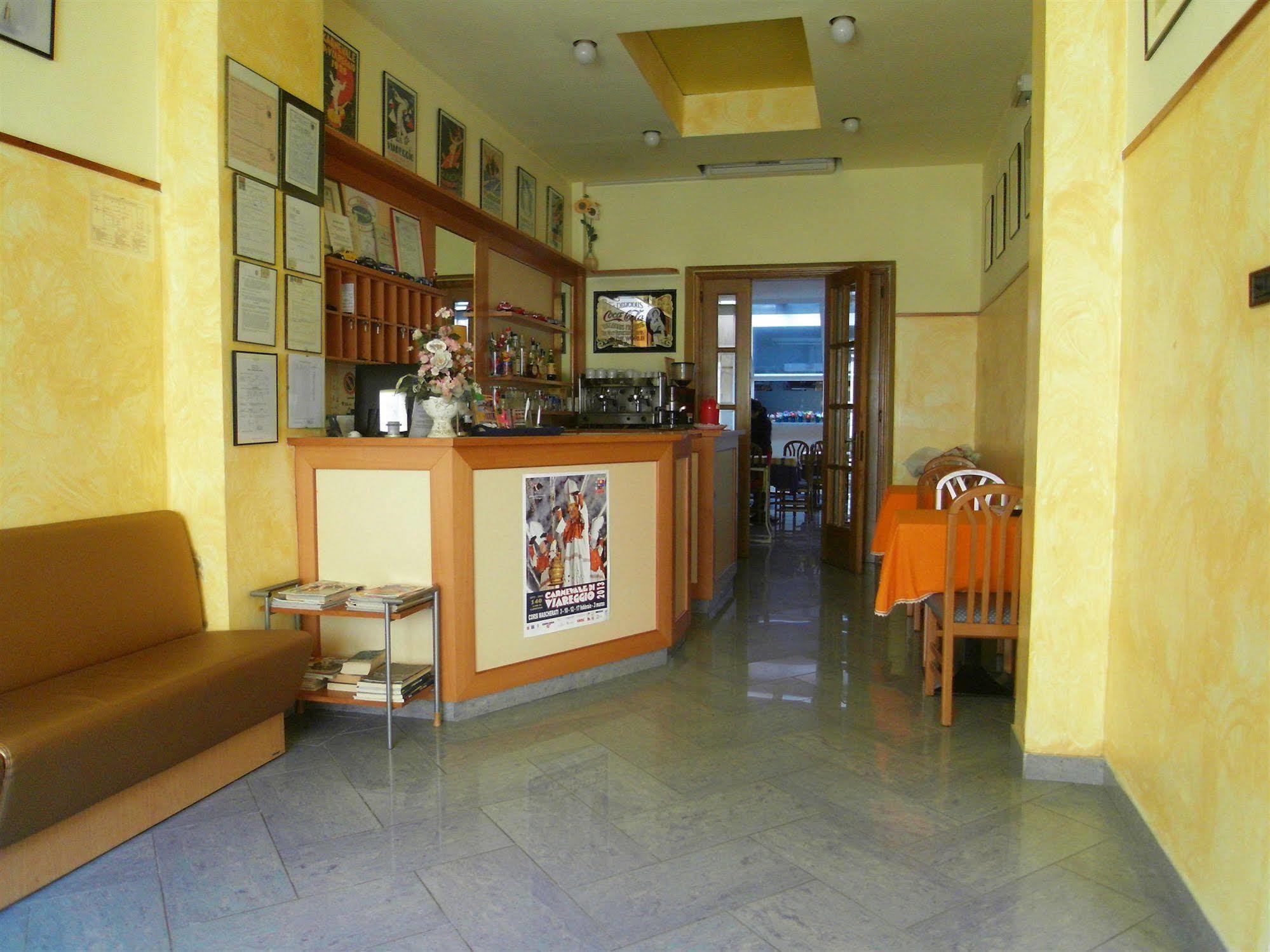 Hotel Dolly Viareggio Bagian luar foto