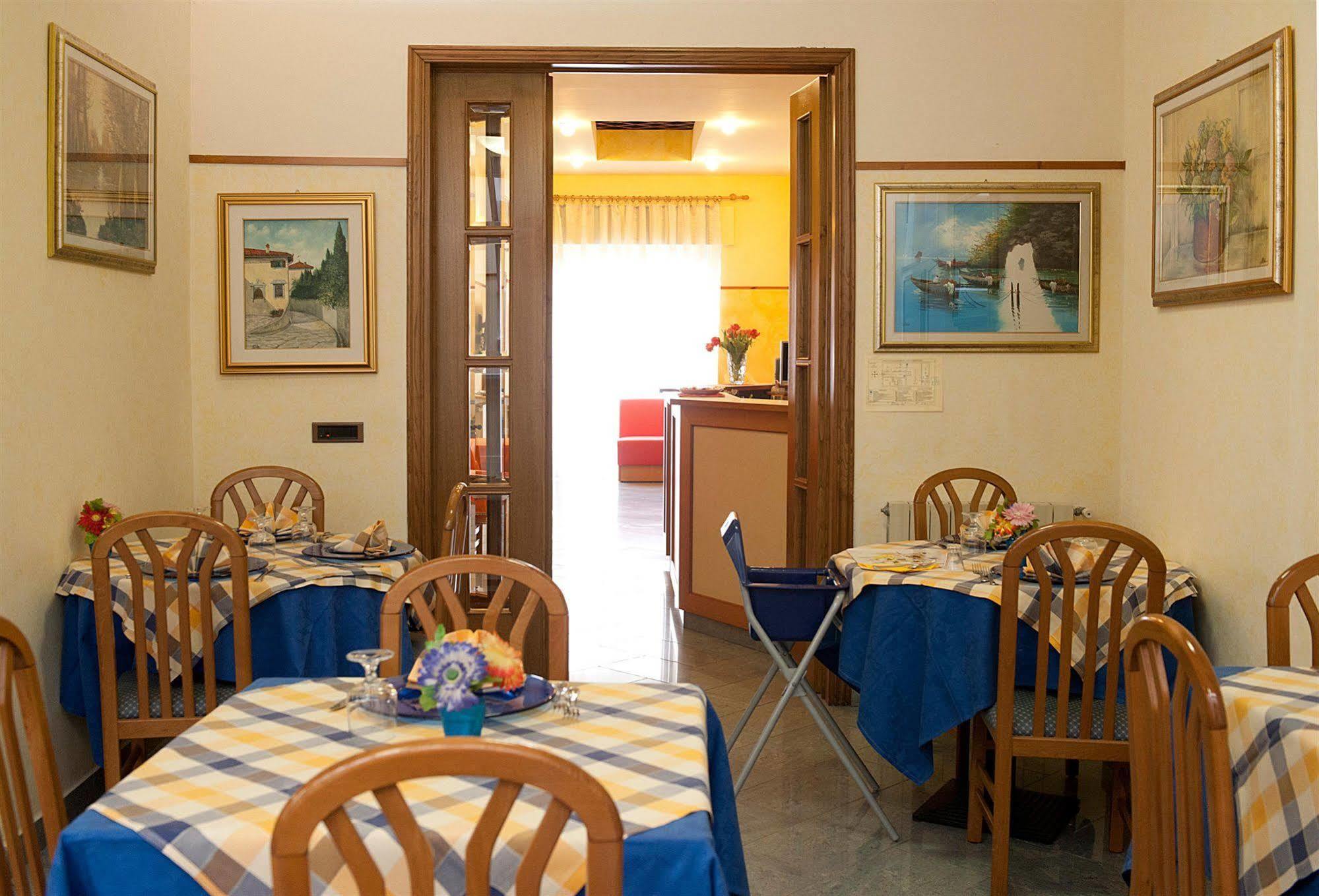 Hotel Dolly Viareggio Bagian luar foto