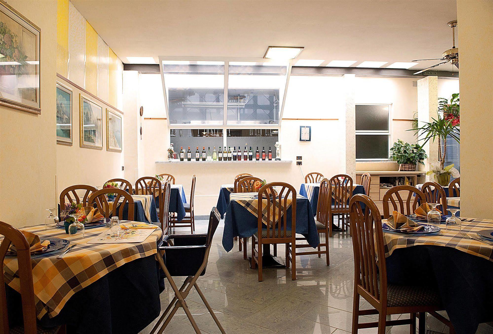 Hotel Dolly Viareggio Bagian luar foto