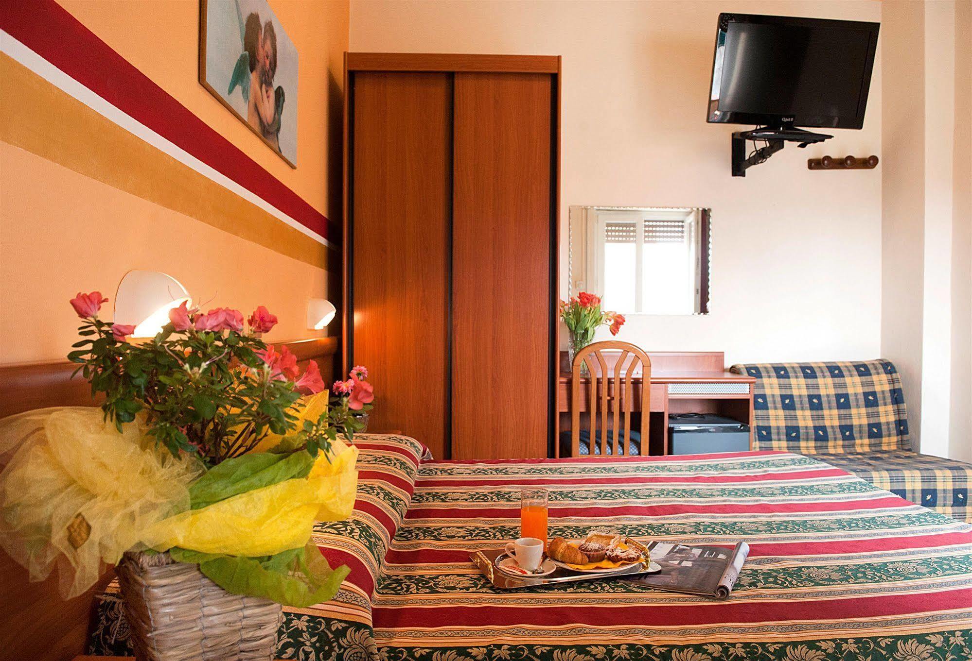 Hotel Dolly Viareggio Bagian luar foto
