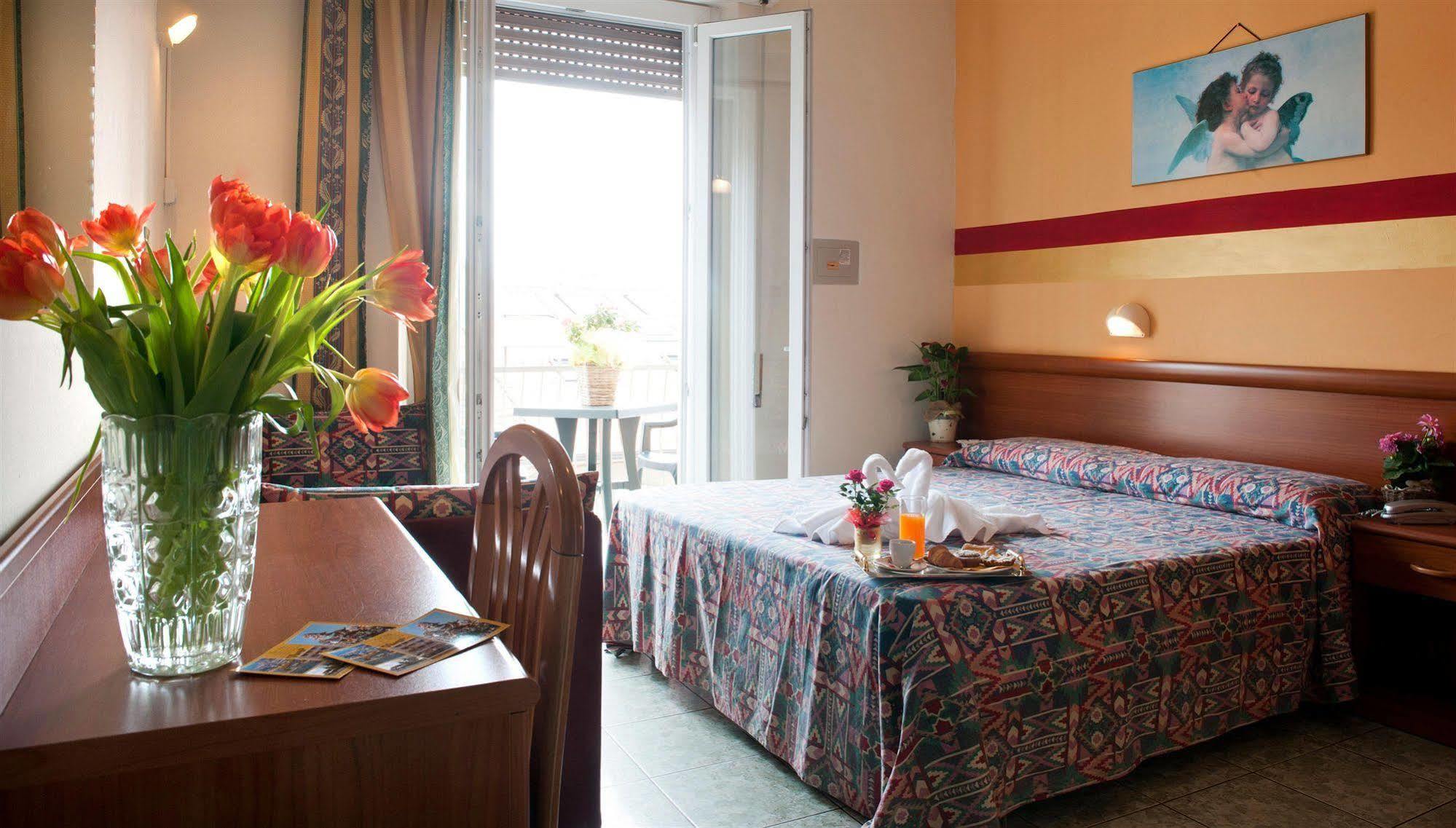 Hotel Dolly Viareggio Bagian luar foto
