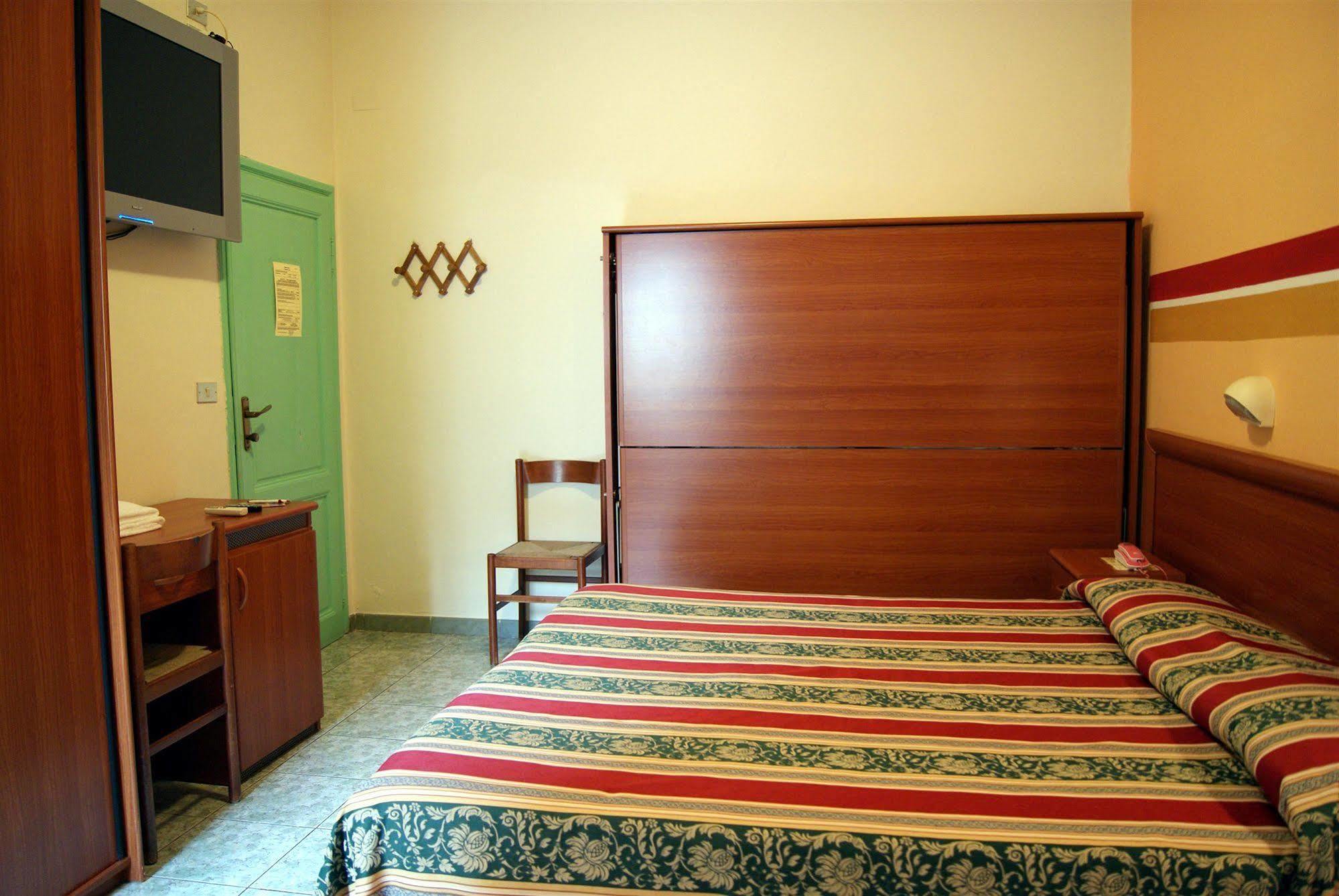 Hotel Dolly Viareggio Bagian luar foto