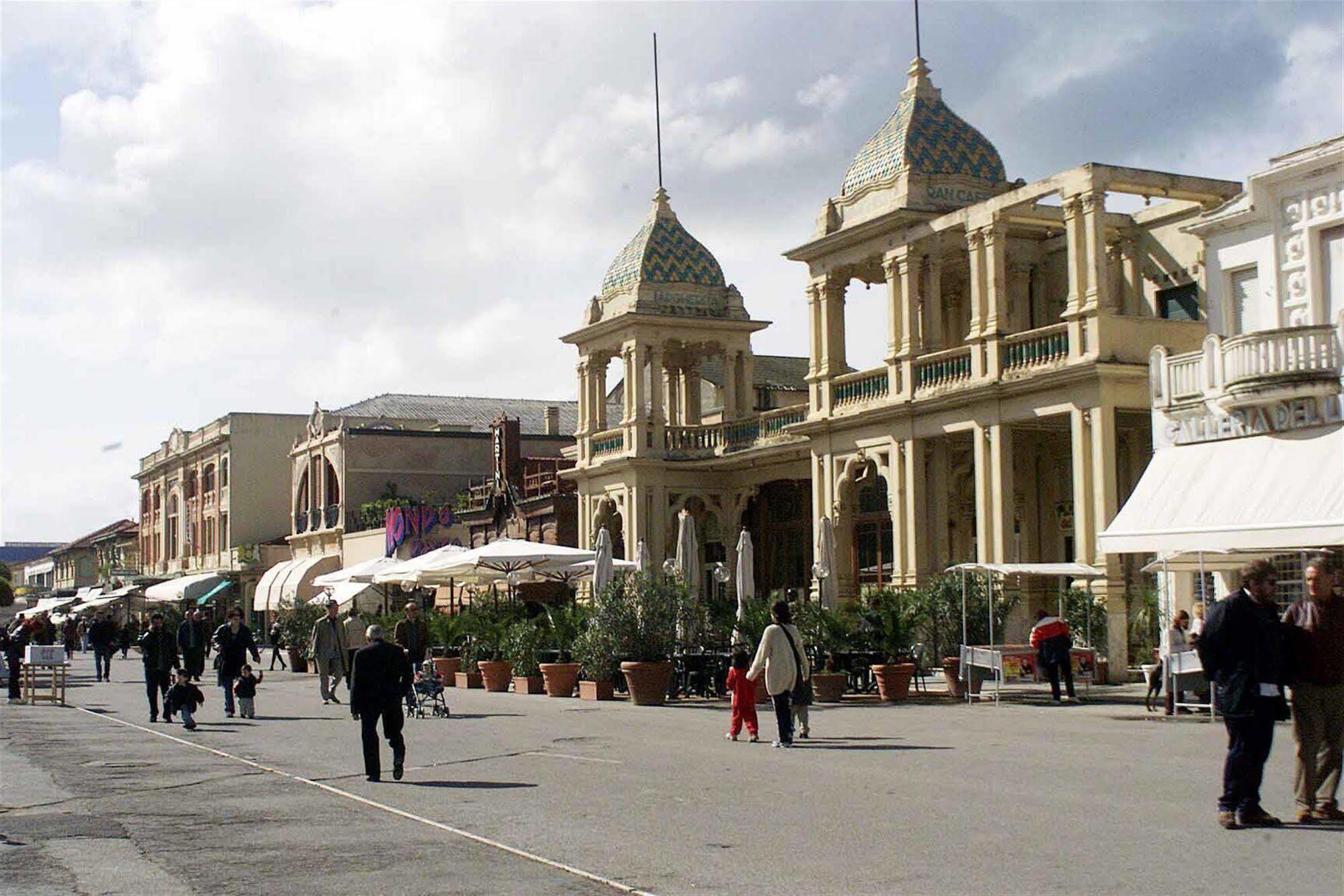 Hotel Dolly Viareggio Bagian luar foto