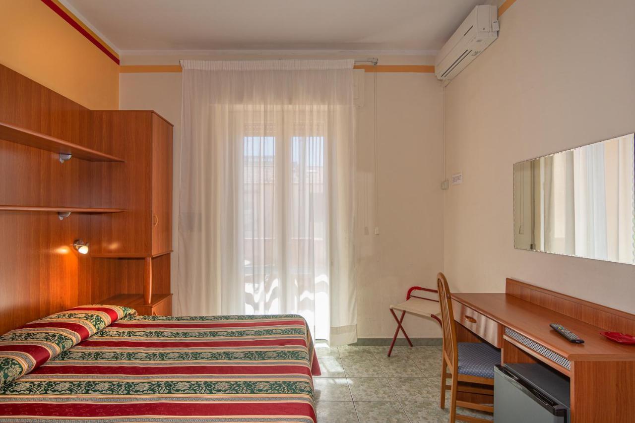 Hotel Dolly Viareggio Bagian luar foto
