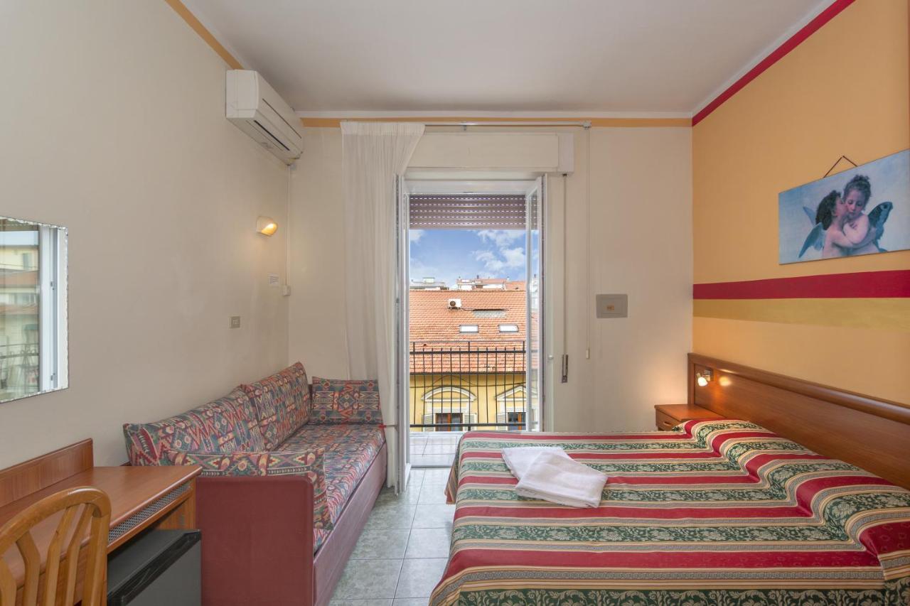 Hotel Dolly Viareggio Bagian luar foto