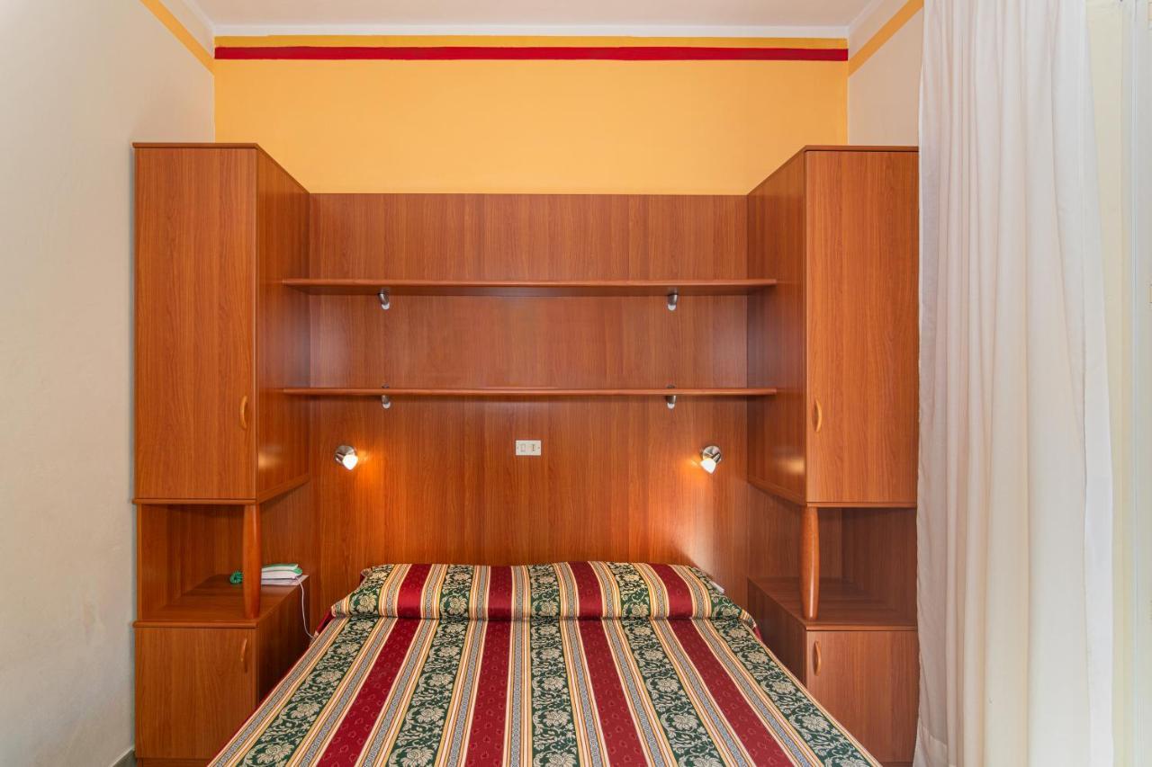 Hotel Dolly Viareggio Bagian luar foto