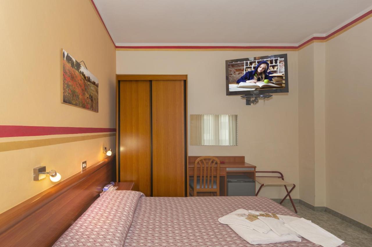 Hotel Dolly Viareggio Bagian luar foto