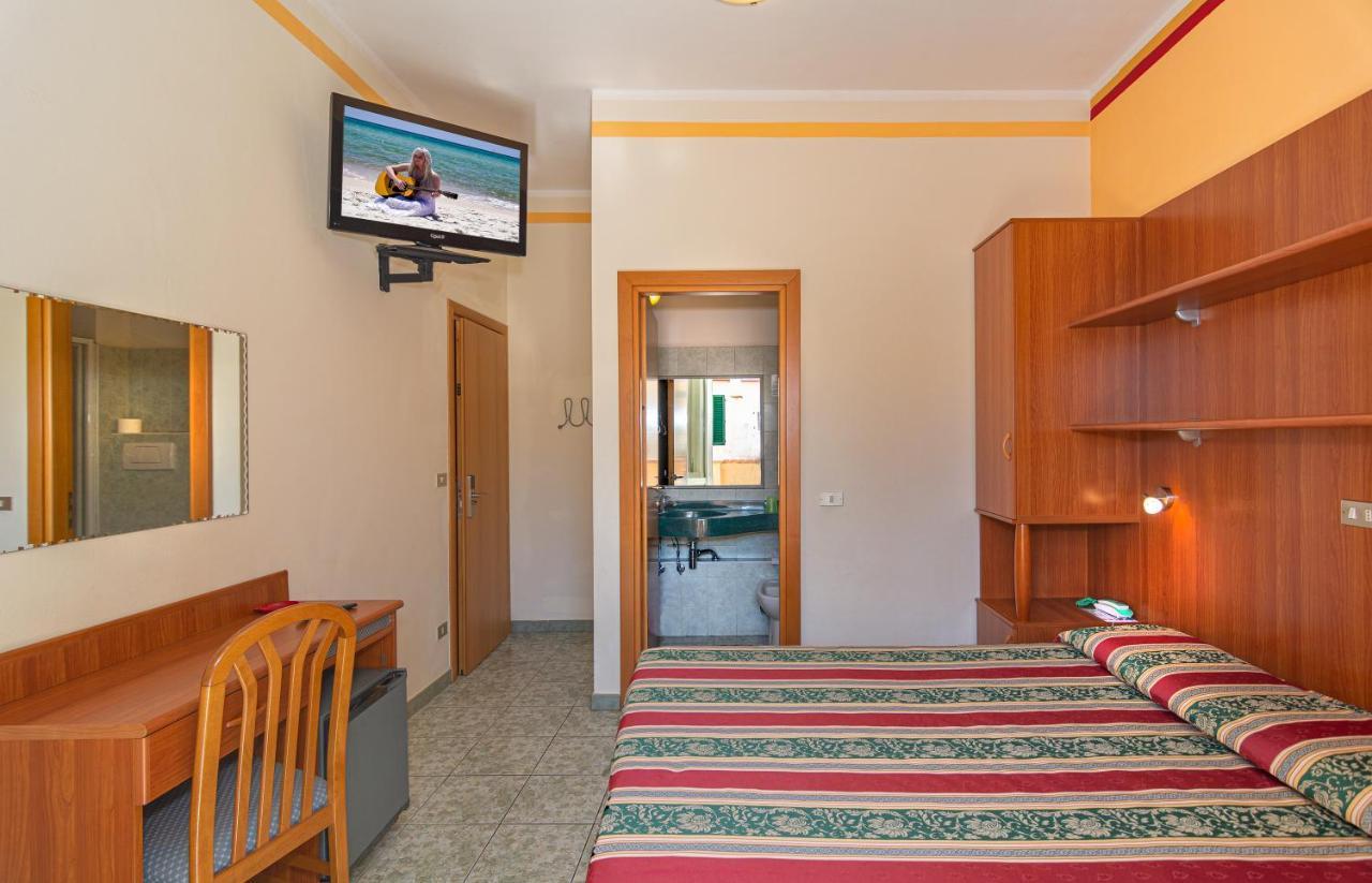 Hotel Dolly Viareggio Bagian luar foto