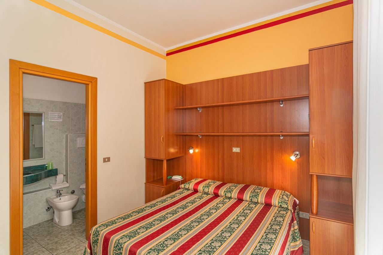 Hotel Dolly Viareggio Bagian luar foto
